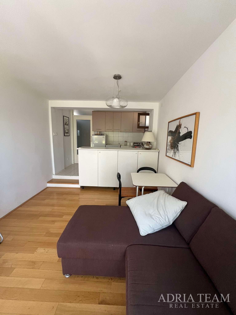 IZUZETNA PRILIKA!! PRVI RED DO MORA! SAMOSTOJEĆA KUĆA KATNICA S UREĐENIM DVORIŠTEM, TKON - PAŠMAN