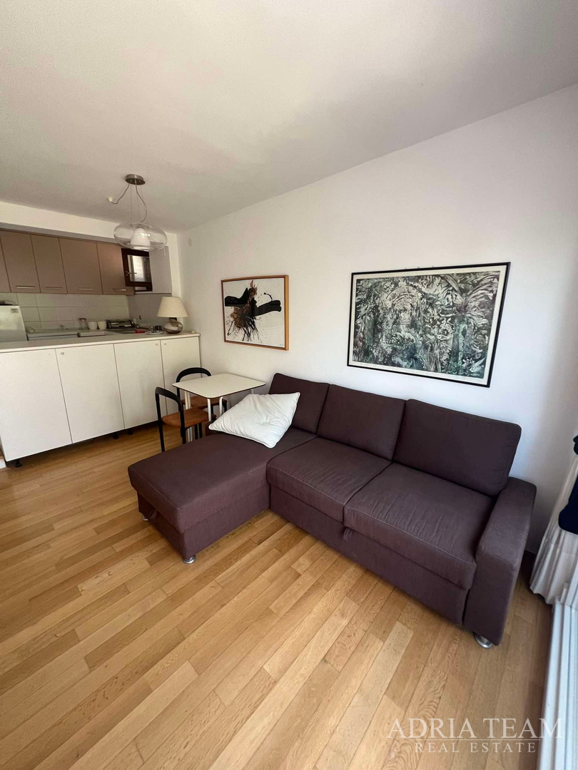 IZUZETNA PRILIKA!! PRVI RED DO MORA! SAMOSTOJEĆA KUĆA KATNICA S UREĐENIM DVORIŠTEM, TKON - PAŠMAN