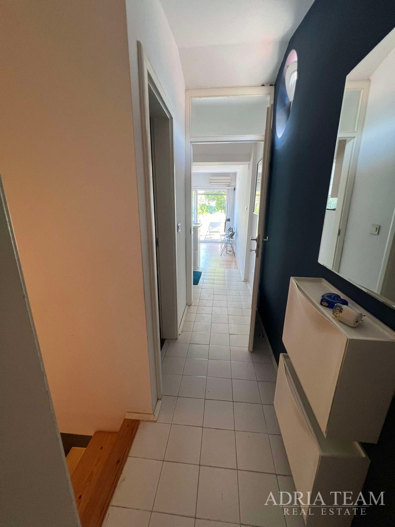 IZUZETNA PRILIKA!! PRVI RED DO MORA! SAMOSTOJEĆA KUĆA KATNICA S UREĐENIM DVORIŠTEM, TKON - PAŠMAN