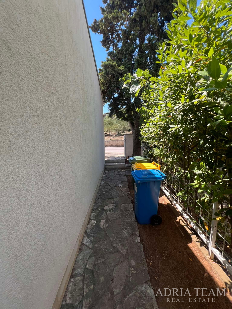 IZUZETNA PRILIKA!! PRVI RED DO MORA! SAMOSTOJEĆA KUĆA KATNICA S UREĐENIM DVORIŠTEM, TKON - PAŠMAN