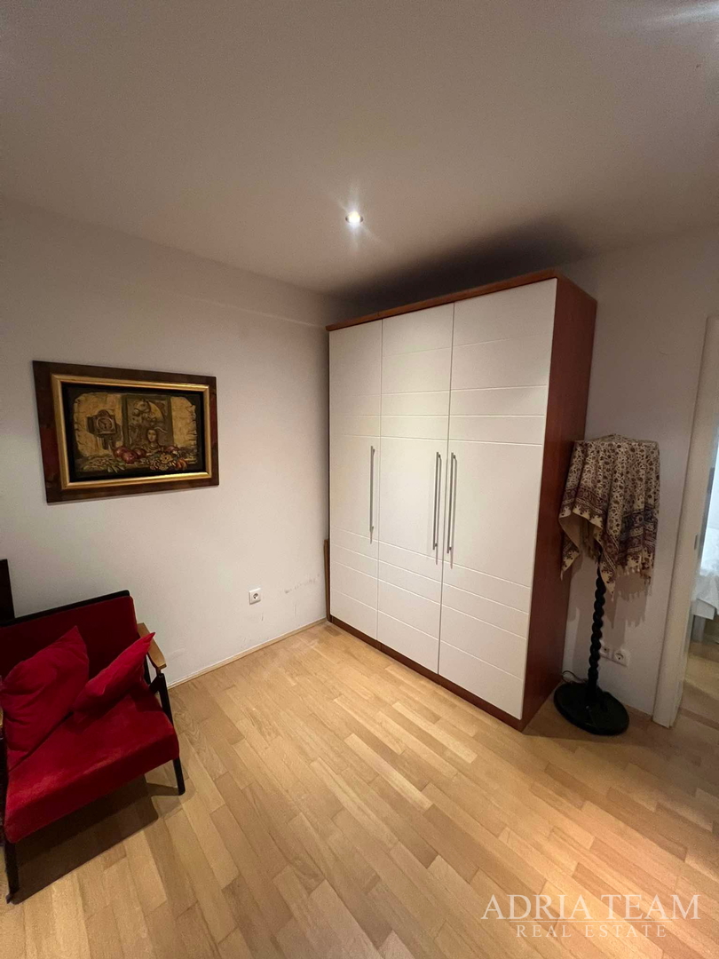 IZUZETNA PRILIKA!! PRVI RED DO MORA! SAMOSTOJEĆA KUĆA KATNICA S UREĐENIM DVORIŠTEM, TKON - PAŠMAN