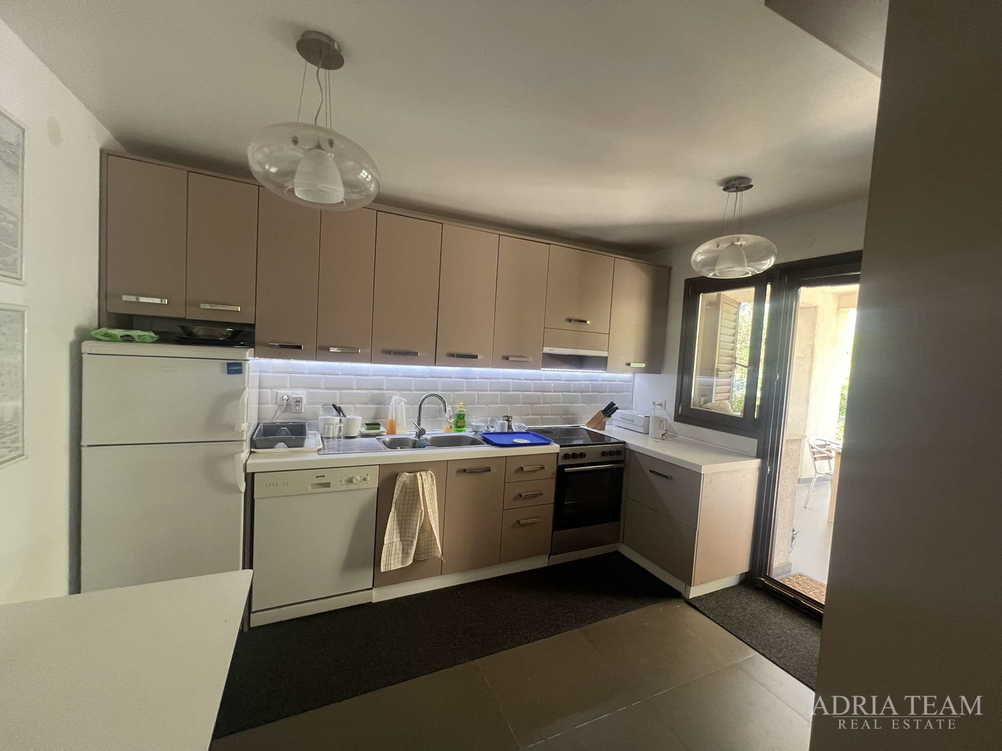 IZUZETNA PRILIKA!! PRVI RED DO MORA! SAMOSTOJEĆA KUĆA KATNICA S UREĐENIM DVORIŠTEM, TKON - PAŠMAN