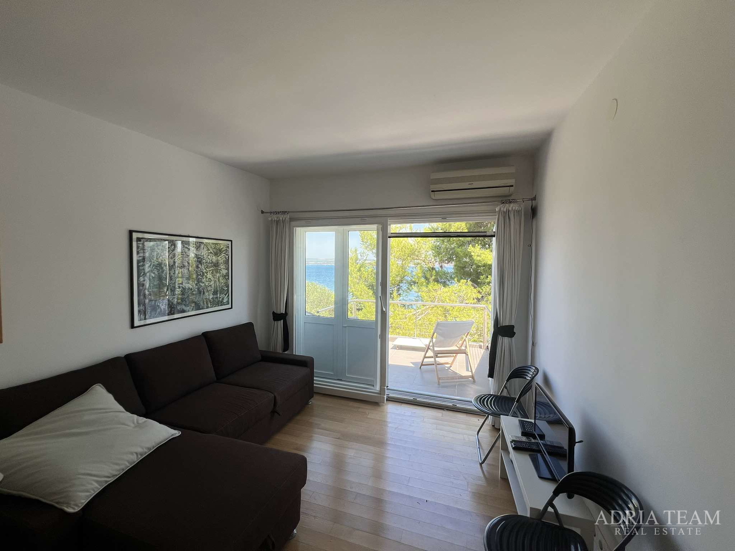 IZUZETNA PRILIKA!! PRVI RED DO MORA! SAMOSTOJEĆA KUĆA KATNICA S UREĐENIM DVORIŠTEM, TKON - PAŠMAN