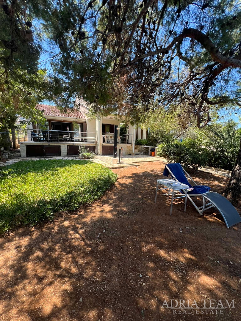 IZUZETNA PRILIKA!! PRVI RED DO MORA! SAMOSTOJEĆA KUĆA KATNICA S UREĐENIM DVORIŠTEM, TKON - PAŠMAN