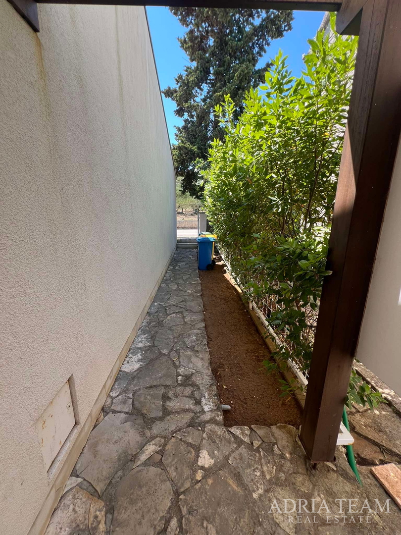 IZUZETNA PRILIKA!! PRVI RED DO MORA! SAMOSTOJEĆA KUĆA KATNICA S UREĐENIM DVORIŠTEM, TKON - PAŠMAN