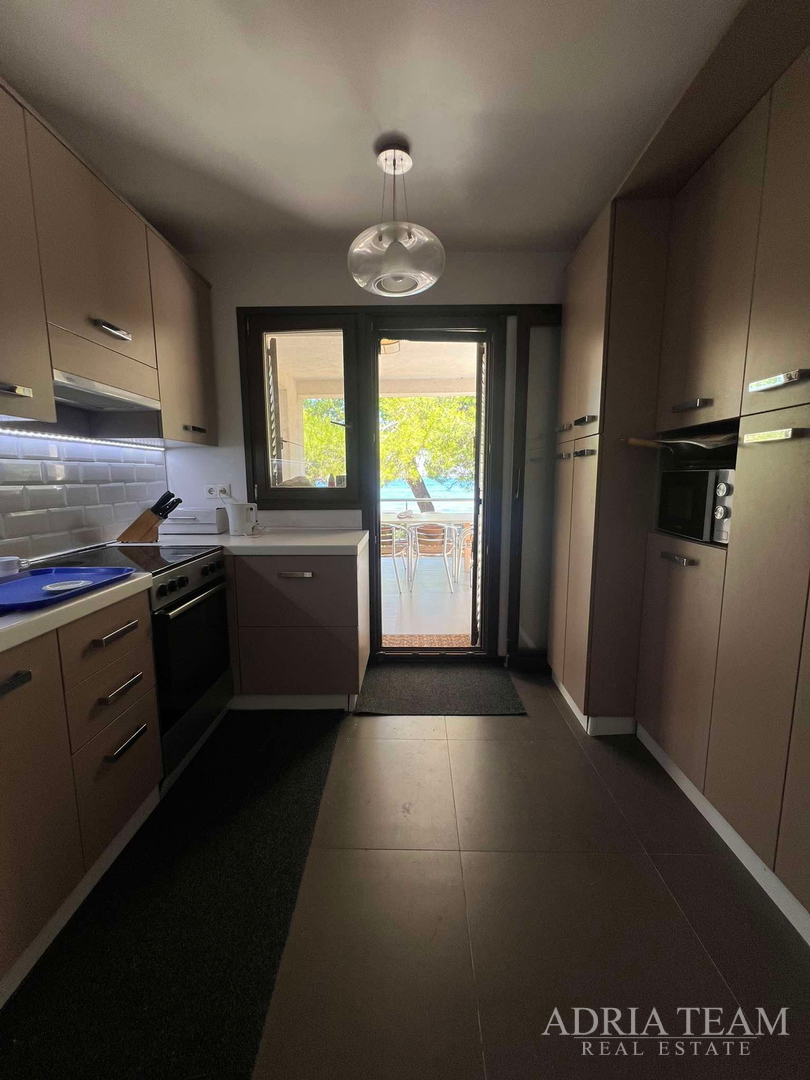 IZUZETNA PRILIKA!! PRVI RED DO MORA! SAMOSTOJEĆA KUĆA KATNICA S UREĐENIM DVORIŠTEM, TKON - PAŠMAN