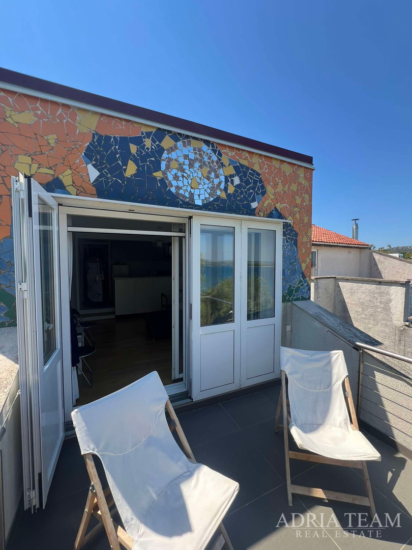 IZUZETNA PRILIKA!! PRVI RED DO MORA! SAMOSTOJEĆA KUĆA KATNICA S UREĐENIM DVORIŠTEM, TKON - PAŠMAN