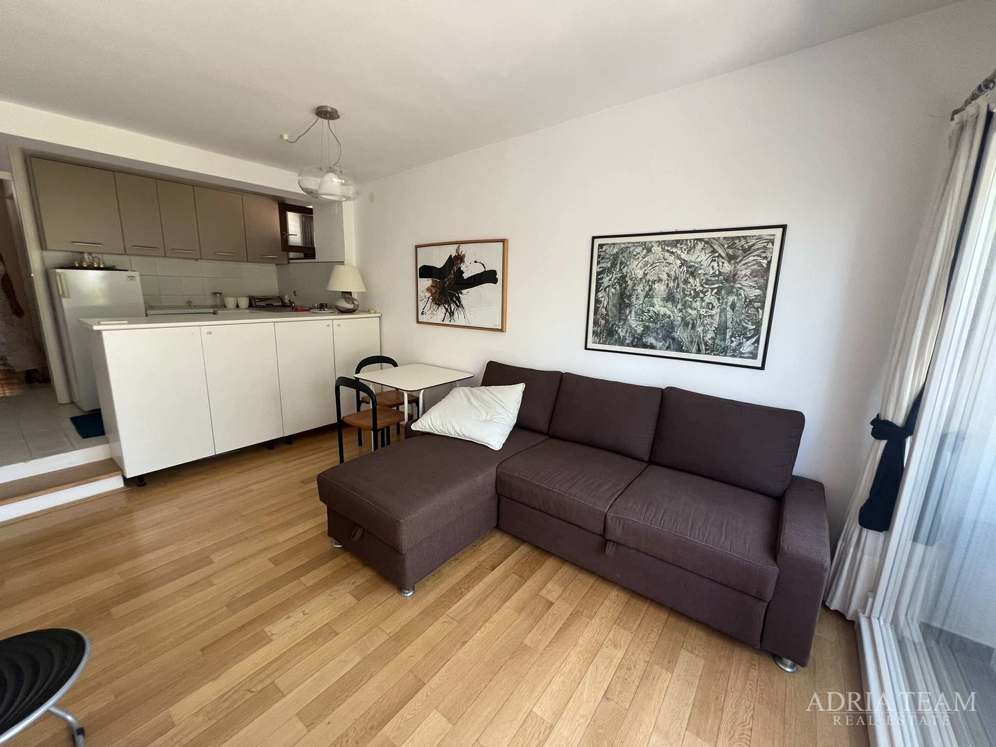 IZUZETNA PRILIKA!! PRVI RED DO MORA! SAMOSTOJEĆA KUĆA KATNICA S UREĐENIM DVORIŠTEM, TKON - PAŠMAN