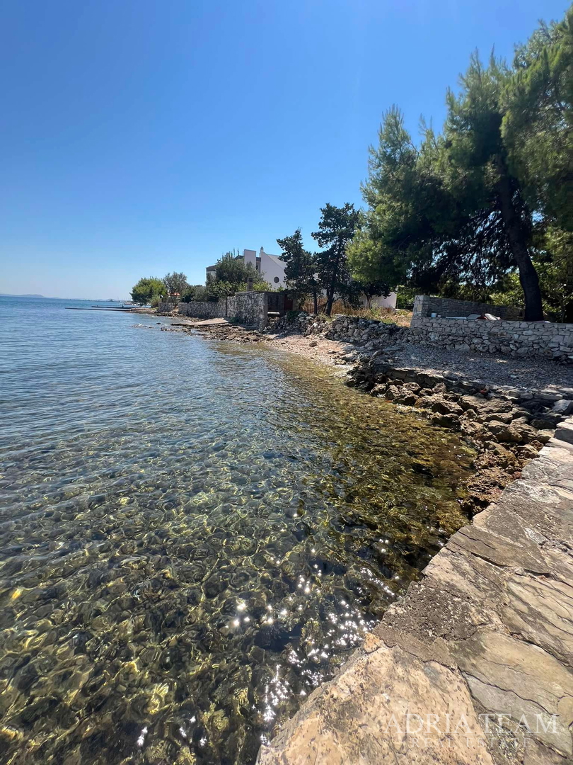 IZUZETNA PRILIKA!! PRVI RED DO MORA! SAMOSTOJEĆA KUĆA KATNICA S UREĐENIM DVORIŠTEM, TKON - PAŠMAN