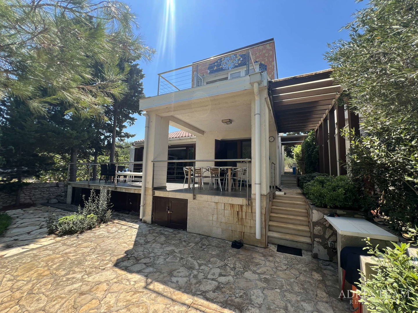 IZUZETNA PRILIKA!! PRVI RED DO MORA! SAMOSTOJEĆA KUĆA KATNICA S UREĐENIM DVORIŠTEM, TKON - PAŠMAN