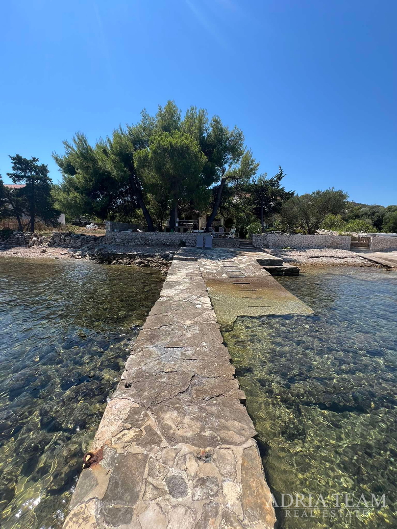 IZUZETNA PRILIKA!! PRVI RED DO MORA! SAMOSTOJEĆA KUĆA KATNICA S UREĐENIM DVORIŠTEM, TKON - PAŠMAN