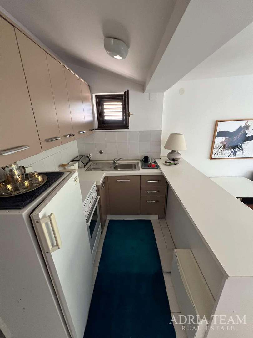 IZUZETNA PRILIKA!! PRVI RED DO MORA! SAMOSTOJEĆA KUĆA KATNICA S UREĐENIM DVORIŠTEM, TKON - PAŠMAN