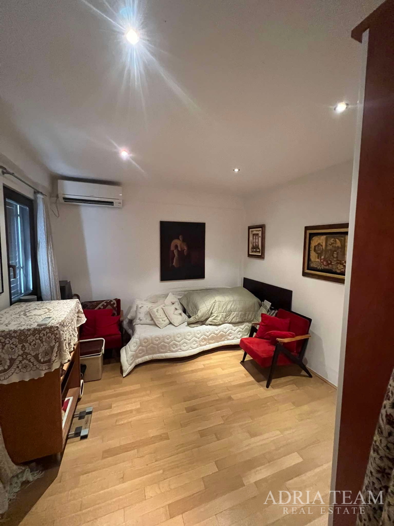 IZUZETNA PRILIKA!! PRVI RED DO MORA! SAMOSTOJEĆA KUĆA KATNICA S UREĐENIM DVORIŠTEM, TKON - PAŠMAN