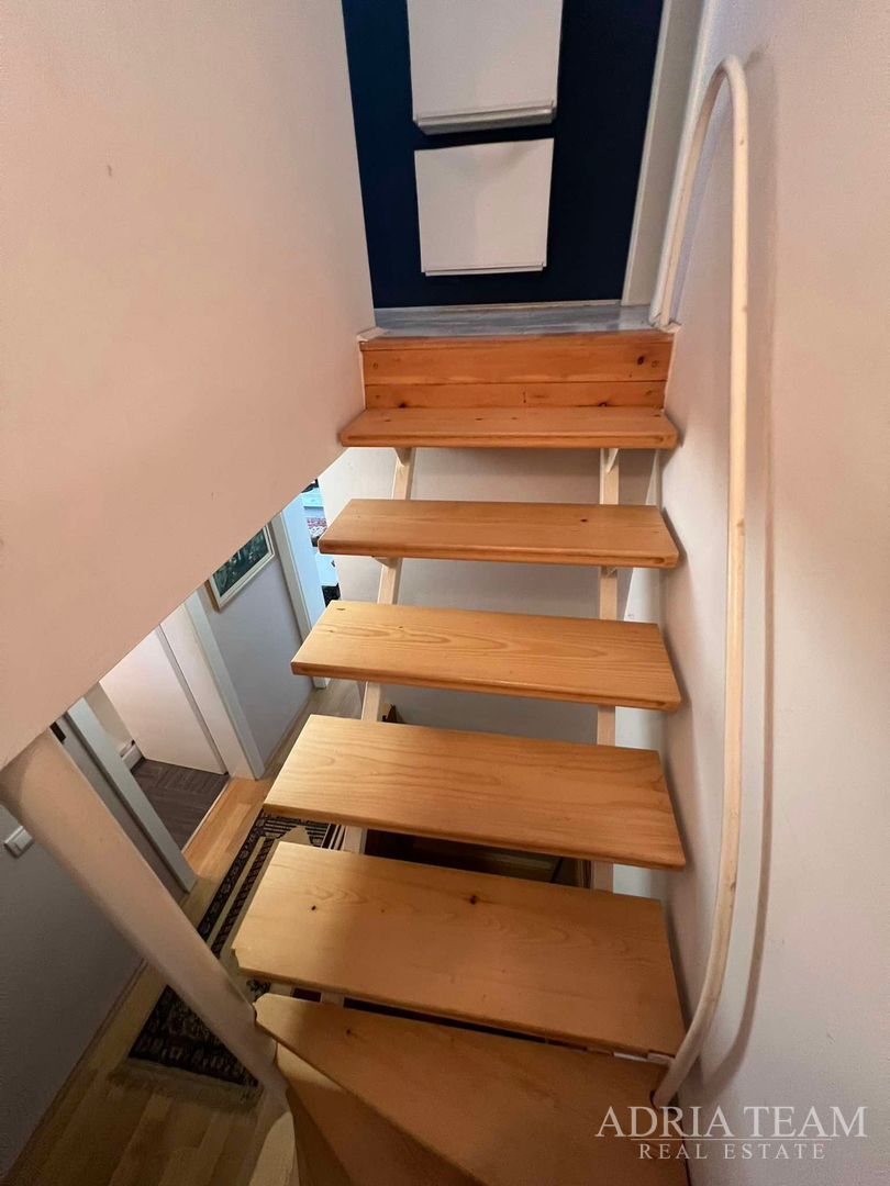 IZUZETNA PRILIKA!! PRVI RED DO MORA! SAMOSTOJEĆA KUĆA KATNICA S UREĐENIM DVORIŠTEM, TKON - PAŠMAN