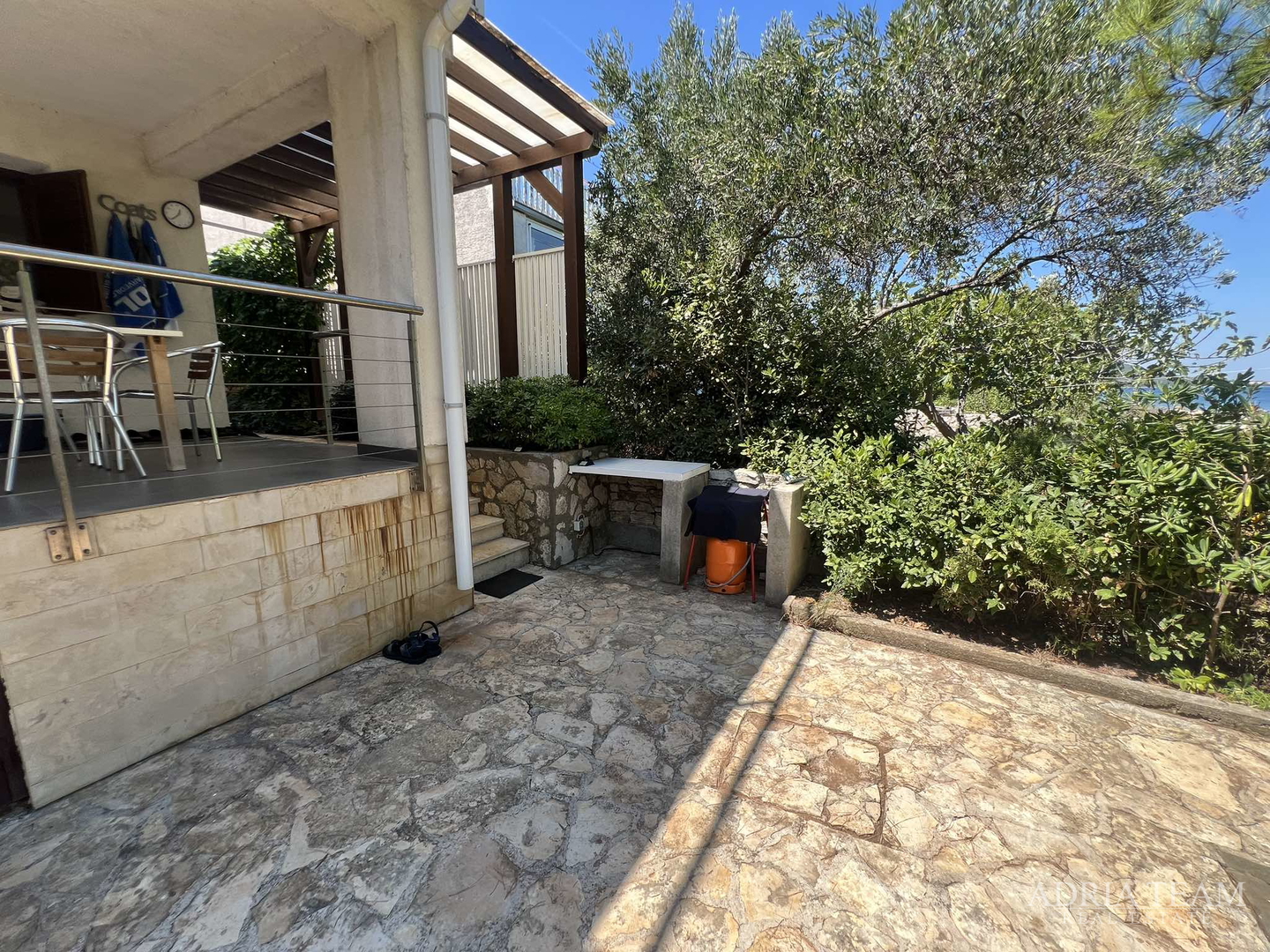 IZUZETNA PRILIKA!! PRVI RED DO MORA! SAMOSTOJEĆA KUĆA KATNICA S UREĐENIM DVORIŠTEM, TKON - PAŠMAN