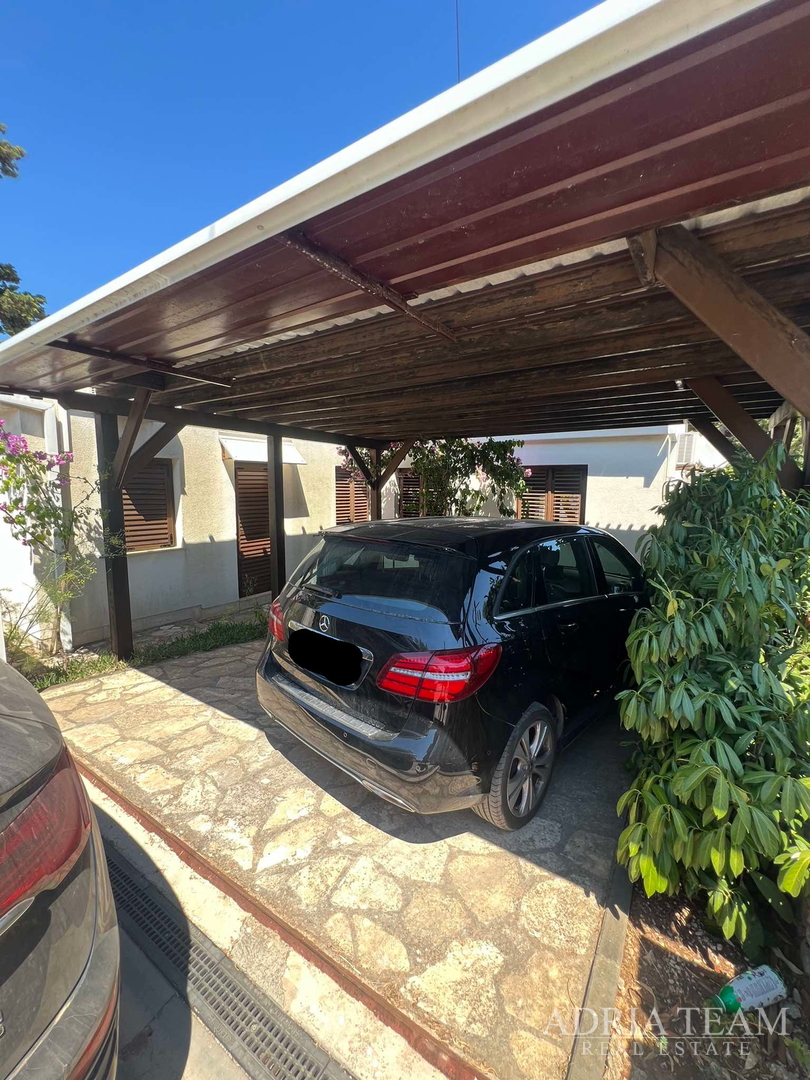 IZUZETNA PRILIKA!! PRVI RED DO MORA! SAMOSTOJEĆA KUĆA KATNICA S UREĐENIM DVORIŠTEM, TKON - PAŠMAN