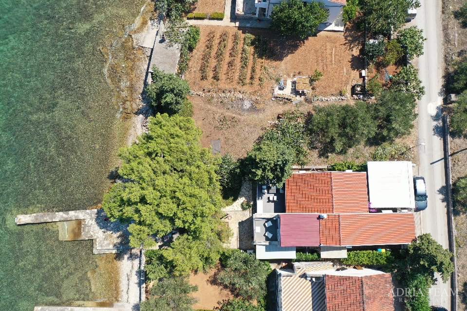 IZUZETNA PRILIKA!! PRVI RED DO MORA! SAMOSTOJEĆA KUĆA KATNICA S UREĐENIM DVORIŠTEM, TKON - PAŠMAN