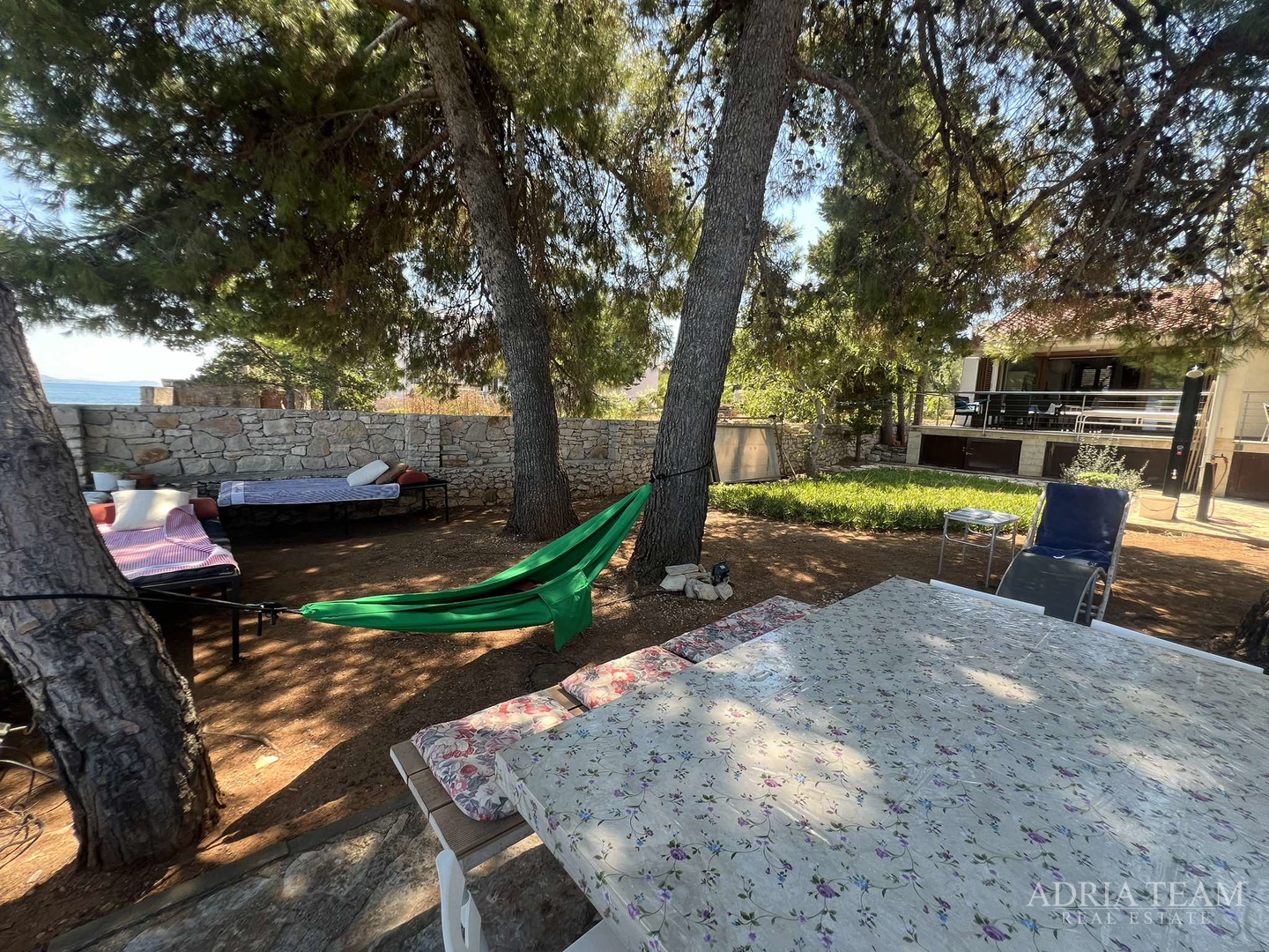 IZUZETNA PRILIKA!! PRVI RED DO MORA! SAMOSTOJEĆA KUĆA KATNICA S UREĐENIM DVORIŠTEM, TKON - PAŠMAN