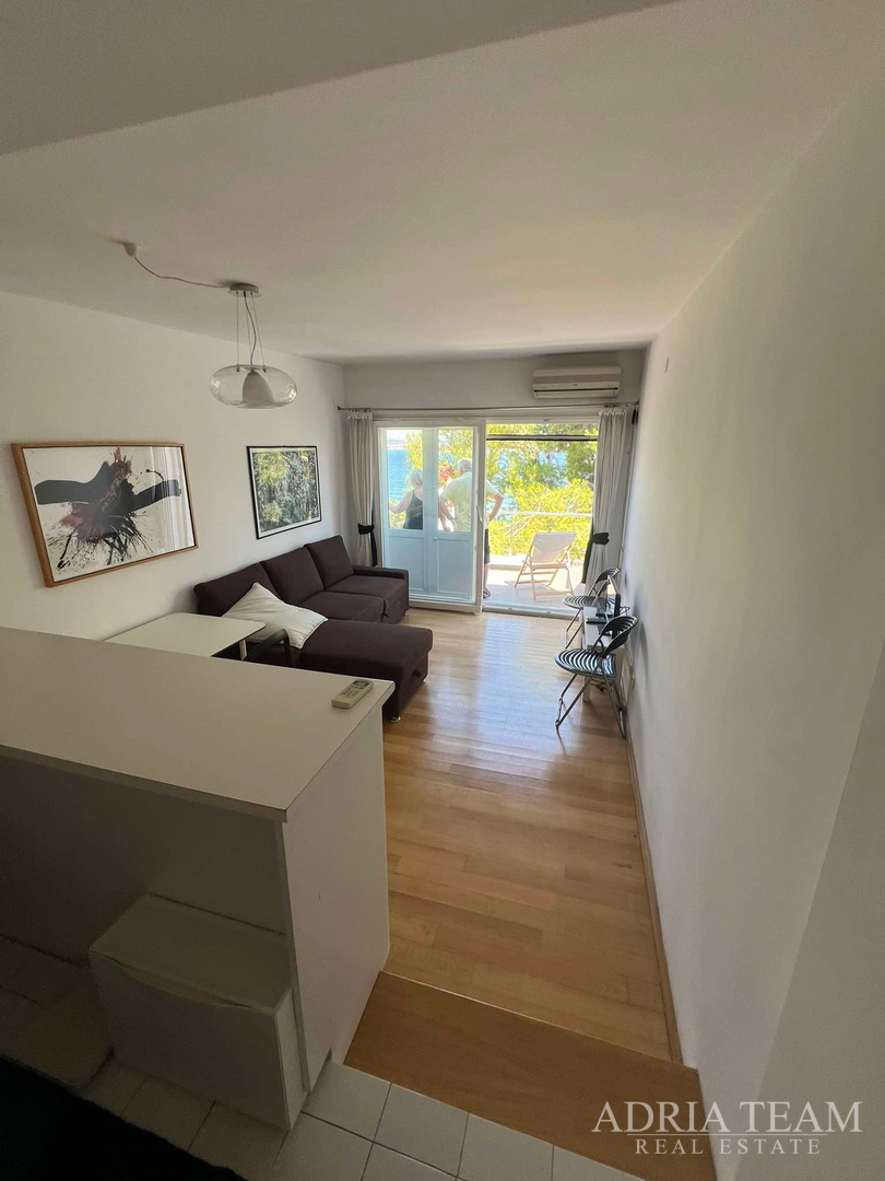 IZUZETNA PRILIKA!! PRVI RED DO MORA! SAMOSTOJEĆA KUĆA KATNICA S UREĐENIM DVORIŠTEM, TKON - PAŠMAN