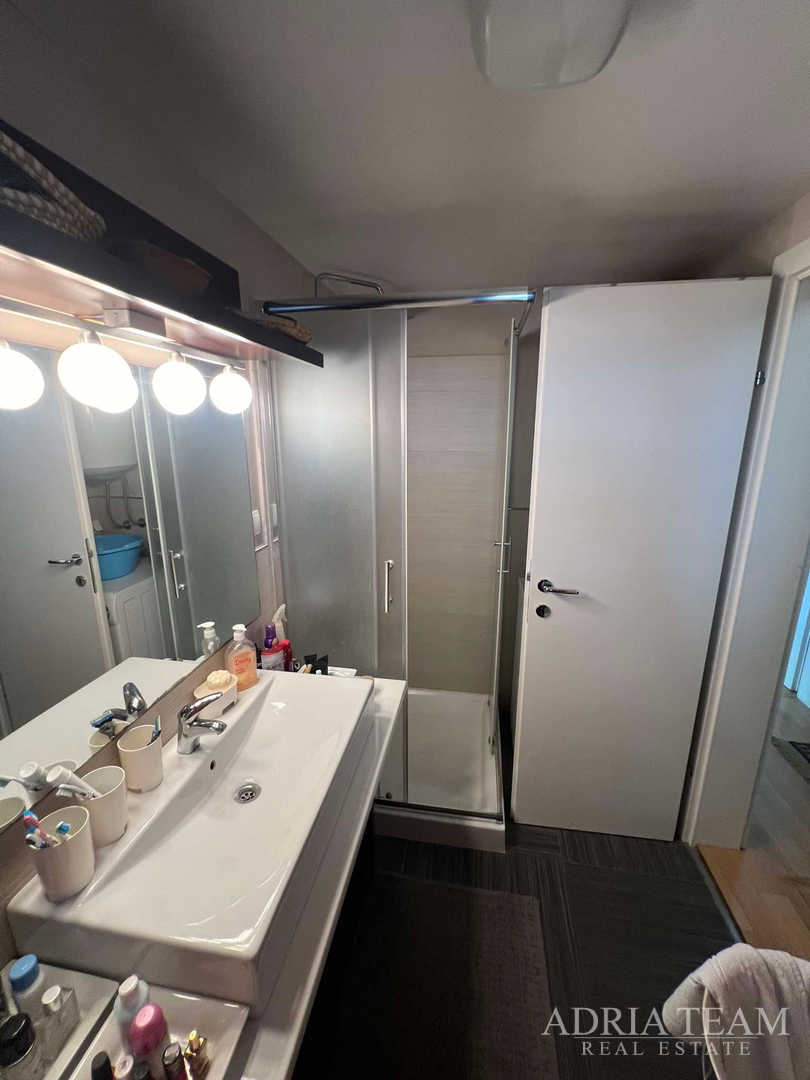 IZUZETNA PRILIKA!! PRVI RED DO MORA! SAMOSTOJEĆA KUĆA KATNICA S UREĐENIM DVORIŠTEM, TKON - PAŠMAN