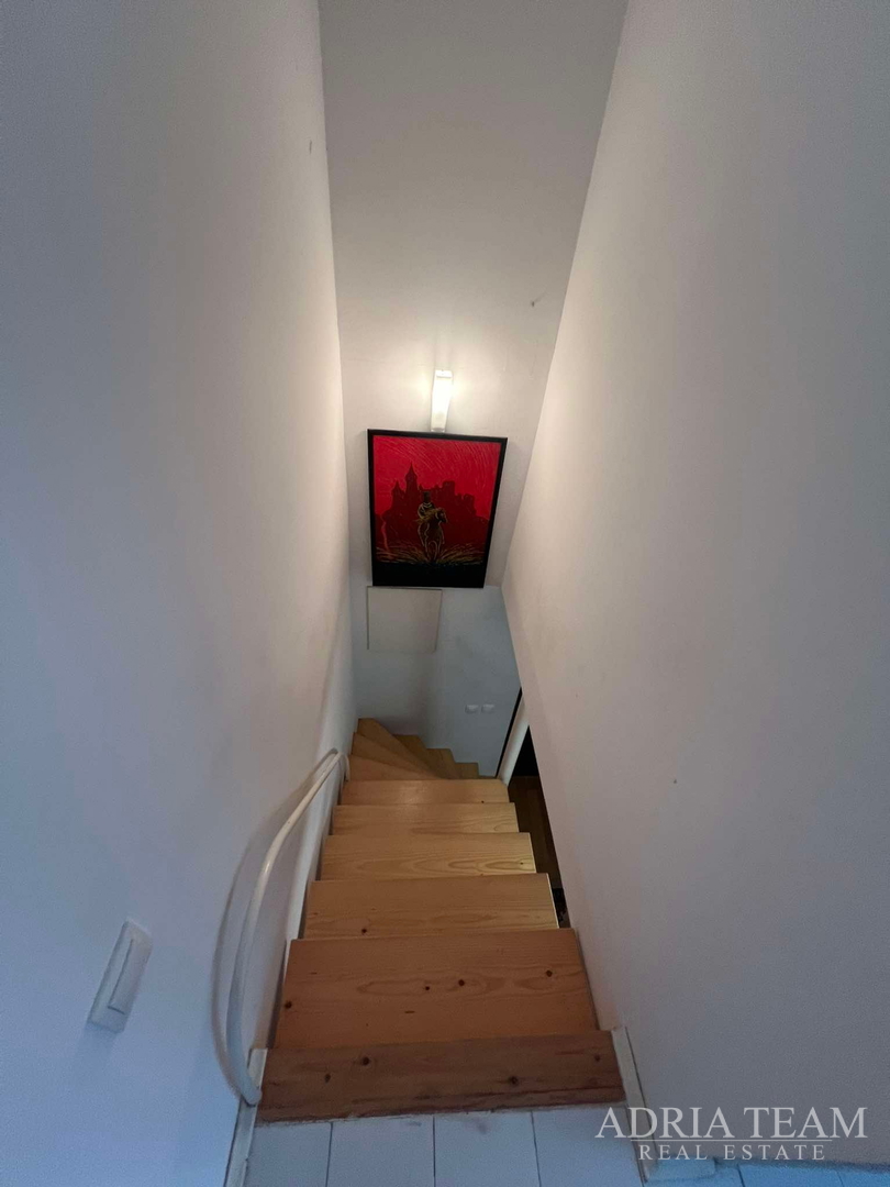 IZUZETNA PRILIKA!! PRVI RED DO MORA! SAMOSTOJEĆA KUĆA KATNICA S UREĐENIM DVORIŠTEM, TKON - PAŠMAN