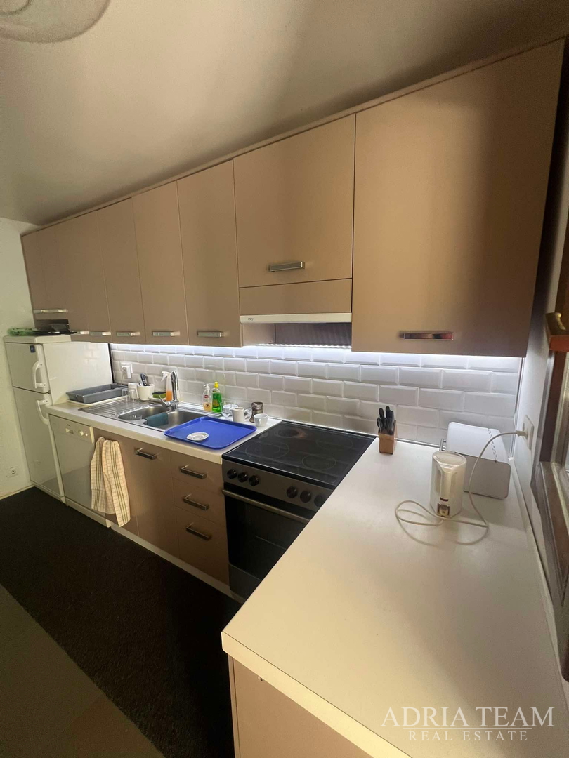 IZUZETNA PRILIKA!! PRVI RED DO MORA! SAMOSTOJEĆA KUĆA KATNICA S UREĐENIM DVORIŠTEM, TKON - PAŠMAN