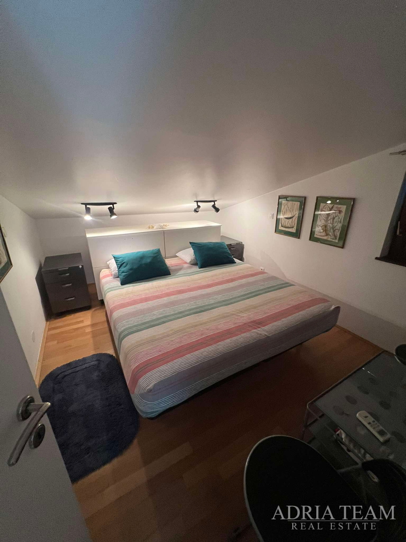 IZUZETNA PRILIKA!! PRVI RED DO MORA! SAMOSTOJEĆA KUĆA KATNICA S UREĐENIM DVORIŠTEM, TKON - PAŠMAN