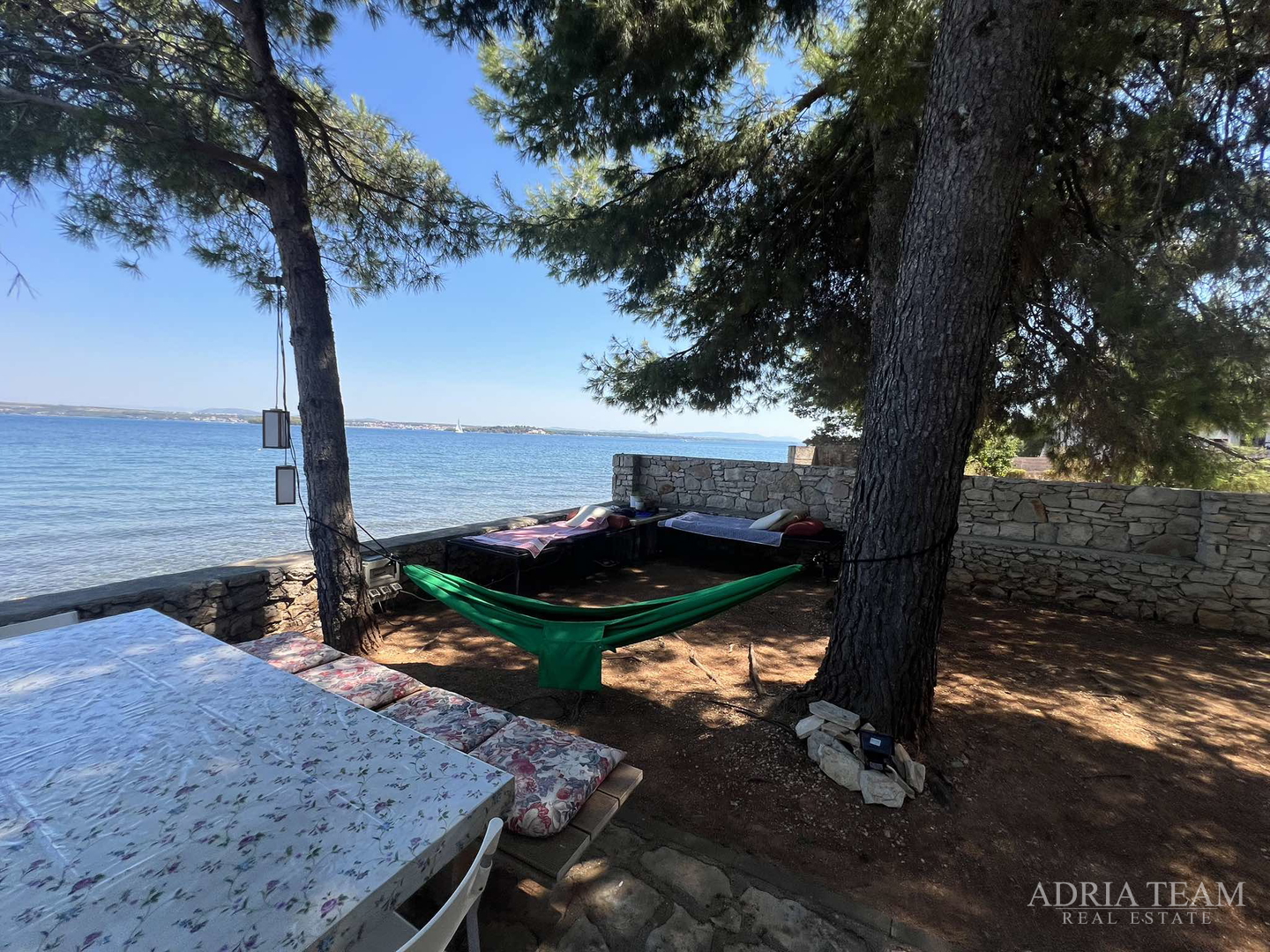 IZUZETNA PRILIKA!! PRVI RED DO MORA! SAMOSTOJEĆA KUĆA KATNICA S UREĐENIM DVORIŠTEM, TKON - PAŠMAN