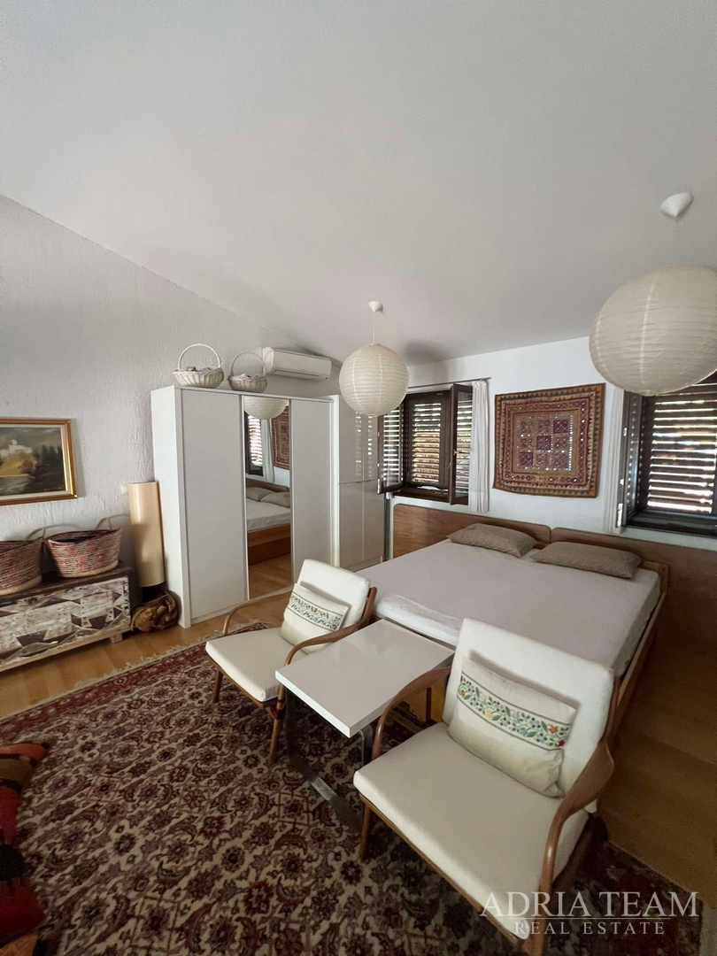 IZUZETNA PRILIKA!! PRVI RED DO MORA! SAMOSTOJEĆA KUĆA KATNICA S UREĐENIM DVORIŠTEM, TKON - PAŠMAN