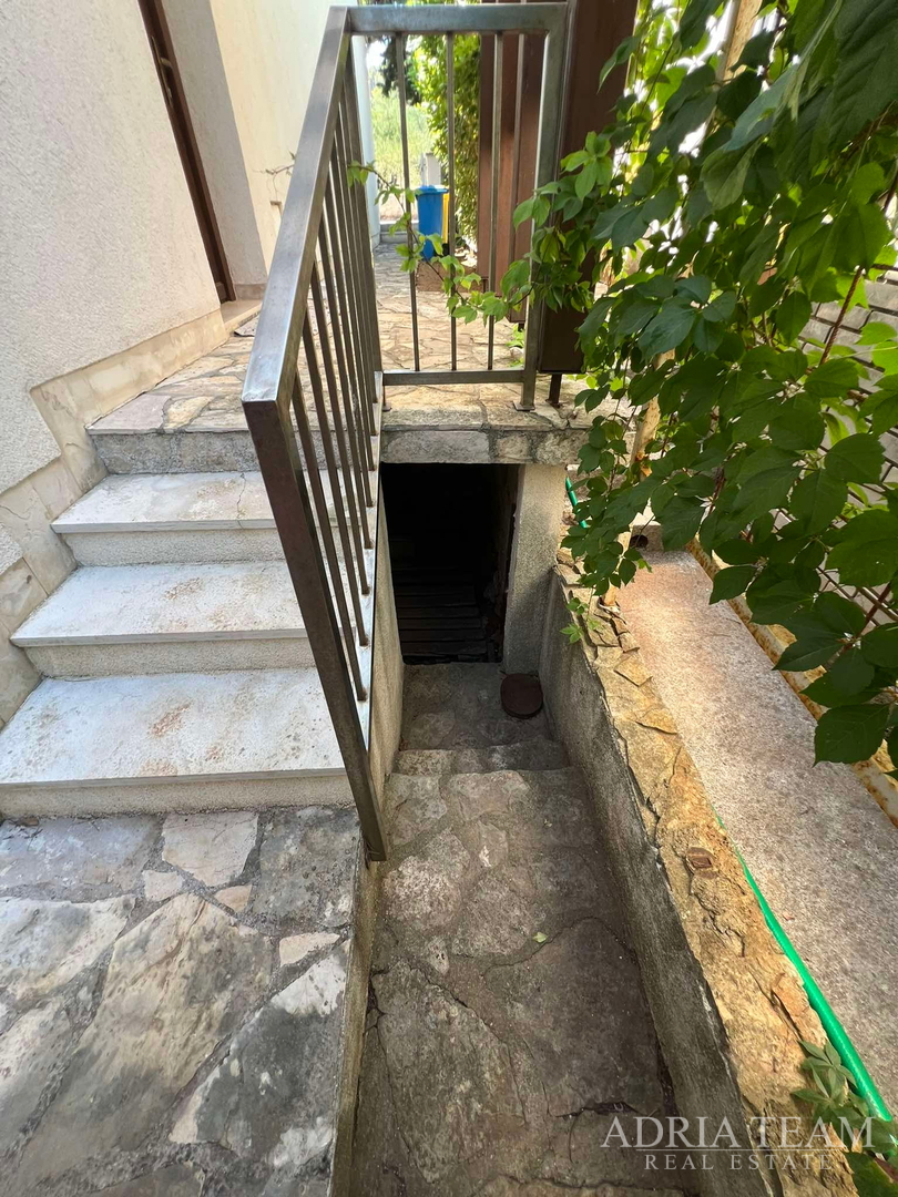 IZUZETNA PRILIKA!! PRVI RED DO MORA! SAMOSTOJEĆA KUĆA KATNICA S UREĐENIM DVORIŠTEM, TKON - PAŠMAN