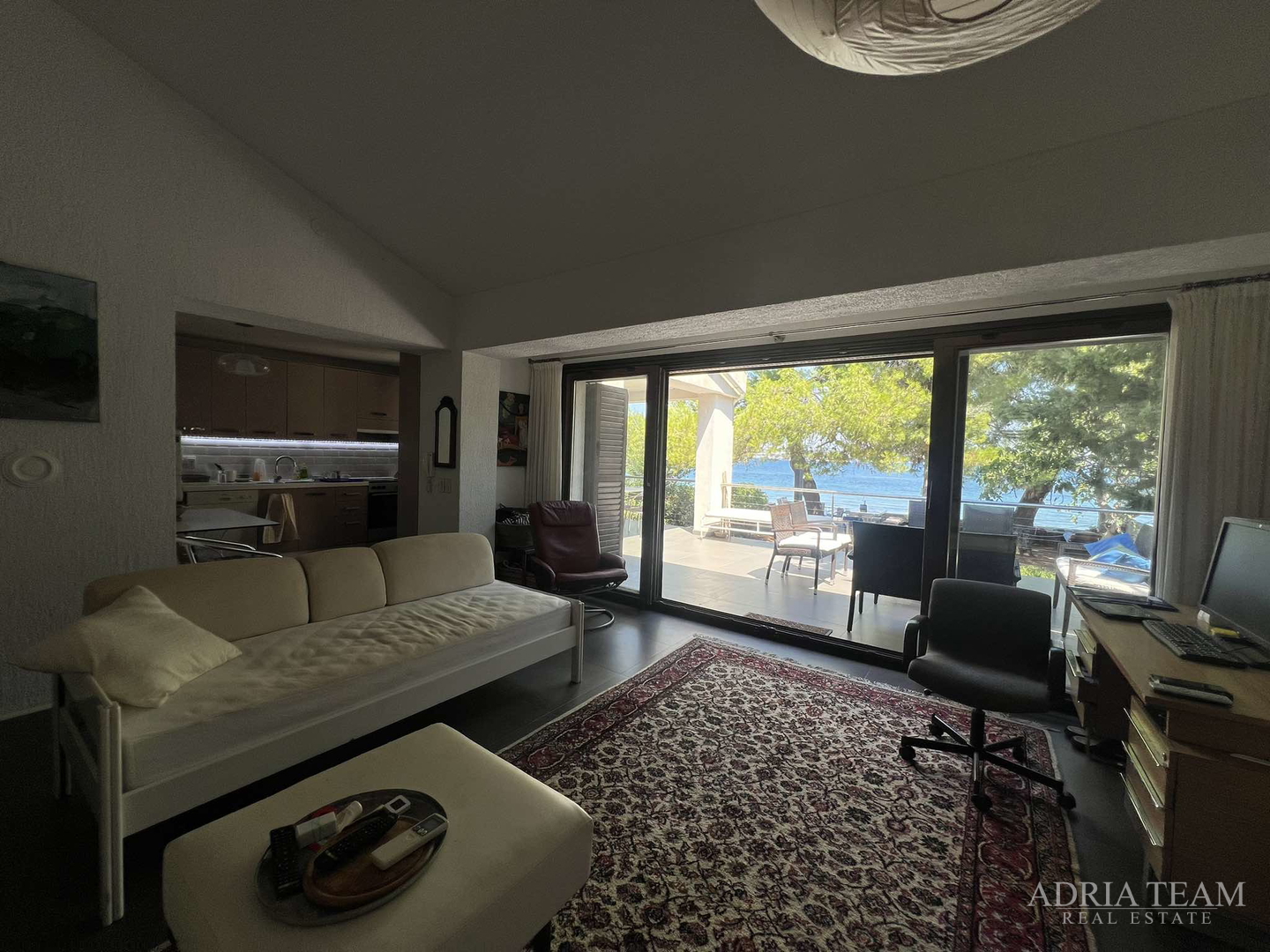 IZUZETNA PRILIKA!! PRVI RED DO MORA! SAMOSTOJEĆA KUĆA KATNICA S UREĐENIM DVORIŠTEM, TKON - PAŠMAN