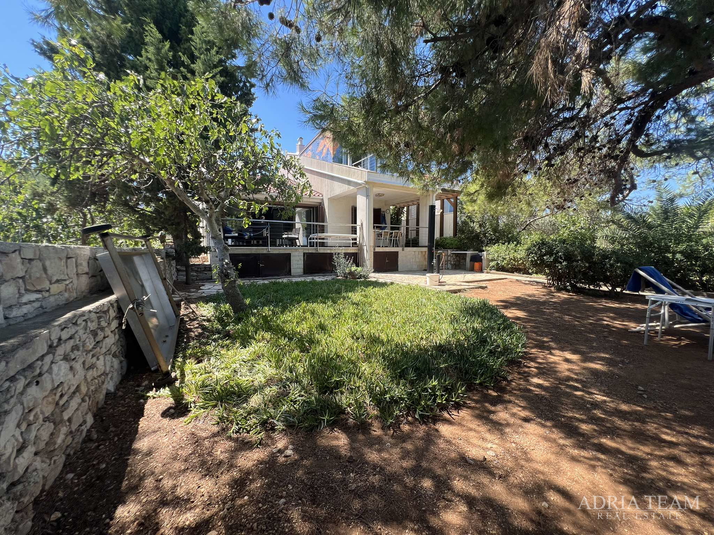 IZUZETNA PRILIKA!! PRVI RED DO MORA! SAMOSTOJEĆA KUĆA KATNICA S UREĐENIM DVORIŠTEM, TKON - PAŠMAN