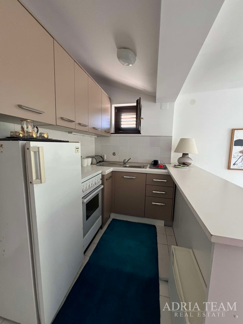 IZUZETNA PRILIKA!! PRVI RED DO MORA! SAMOSTOJEĆA KUĆA KATNICA S UREĐENIM DVORIŠTEM, TKON - PAŠMAN