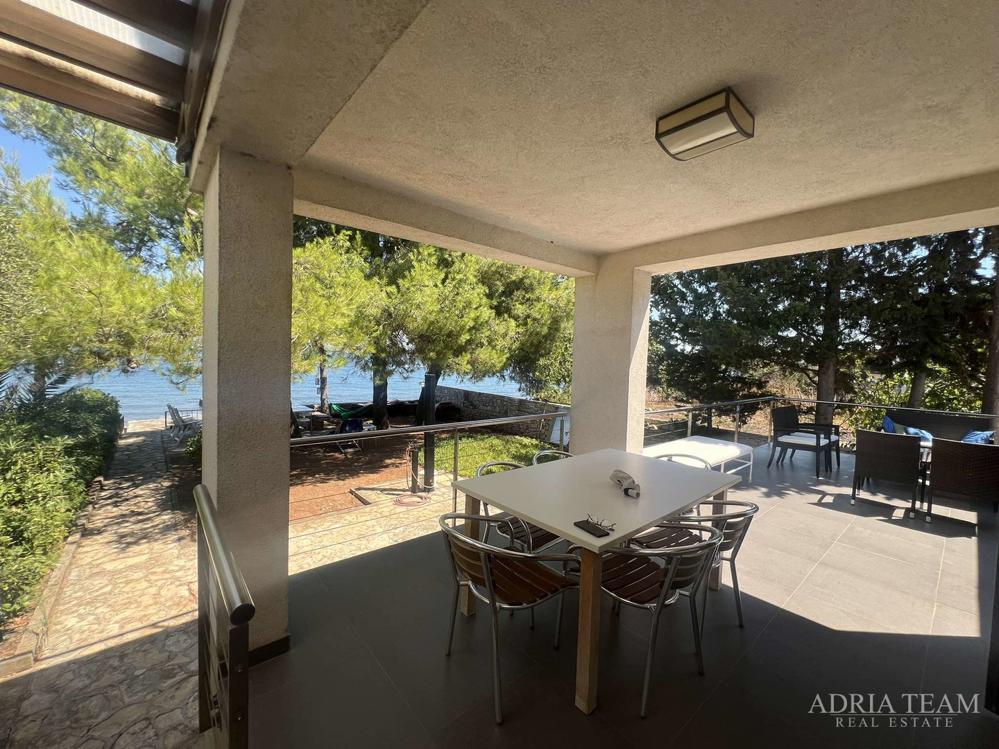 IZUZETNA PRILIKA!! PRVI RED DO MORA! SAMOSTOJEĆA KUĆA KATNICA S UREĐENIM DVORIŠTEM, TKON - PAŠMAN