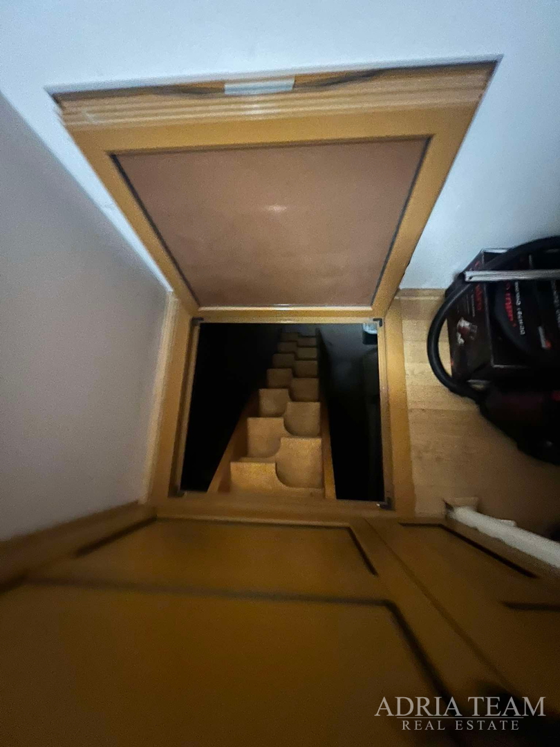 IZUZETNA PRILIKA!! PRVI RED DO MORA! SAMOSTOJEĆA KUĆA KATNICA S UREĐENIM DVORIŠTEM, TKON - PAŠMAN