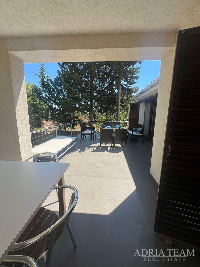 IZUZETNA PRILIKA!! PRVI RED DO MORA! SAMOSTOJEĆA KUĆA KATNICA S UREĐENIM DVORIŠTEM, TKON - PAŠMAN