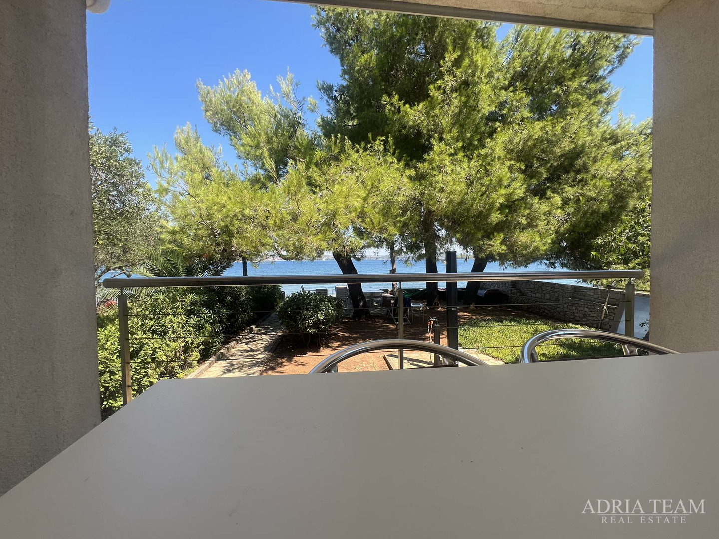 IZUZETNA PRILIKA!! PRVI RED DO MORA! SAMOSTOJEĆA KUĆA KATNICA S UREĐENIM DVORIŠTEM, TKON - PAŠMAN