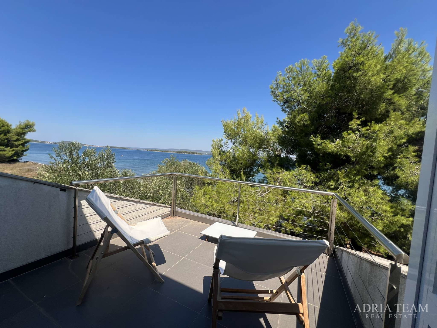 IZUZETNA PRILIKA!! PRVI RED DO MORA! SAMOSTOJEĆA KUĆA KATNICA S UREĐENIM DVORIŠTEM, TKON - PAŠMAN