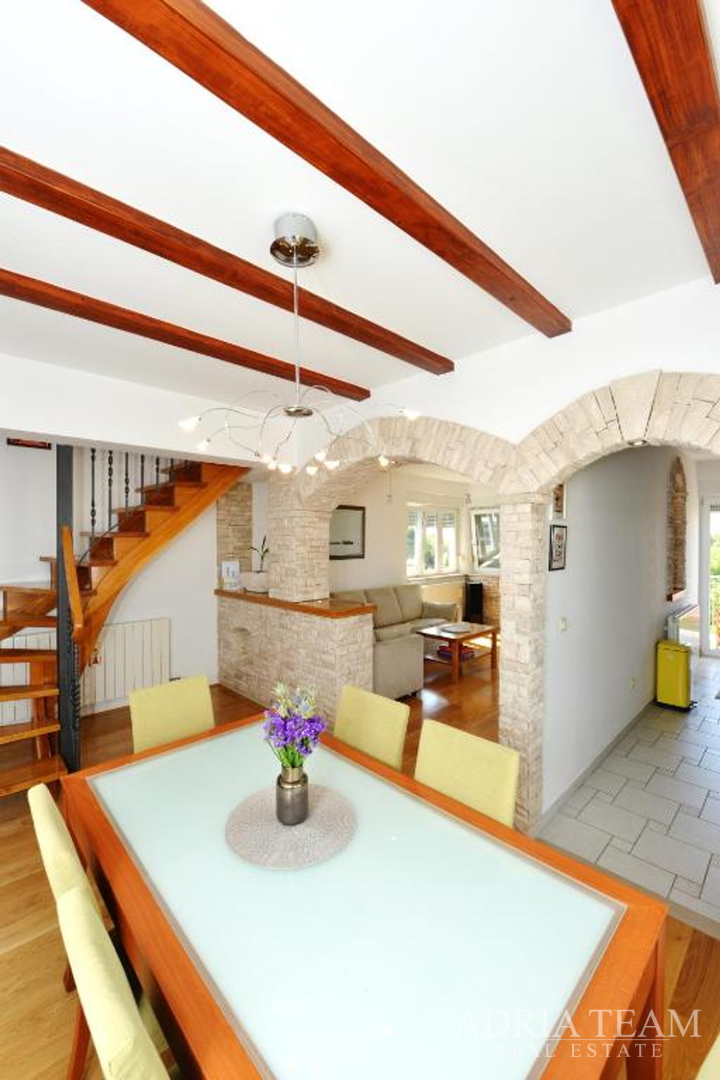 ZWEIETAGENWOHNUNG MIT AUFZUG UND MEERBLICK, NAHE ALLER EINRICHTUNGEN - RELJA, ZADAR