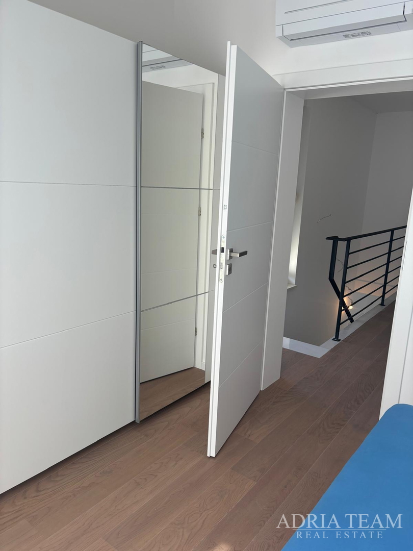 KUĆA S GARAŽOM TE OTVORENIM POGLEDOM NA MORE I PLANINE - VIR