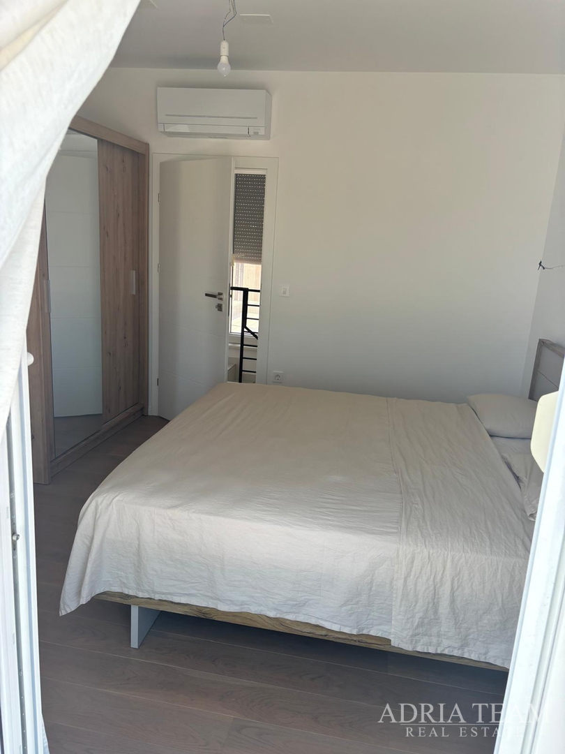 KUĆA S GARAŽOM TE OTVORENIM POGLEDOM NA MORE I PLANINE - VIR