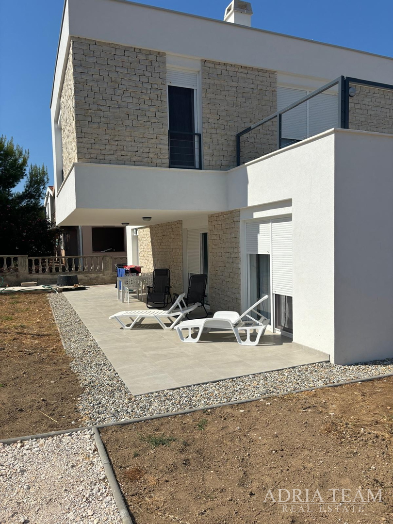 KUĆA S GARAŽOM TE OTVORENIM POGLEDOM NA MORE I PLANINE - VIR