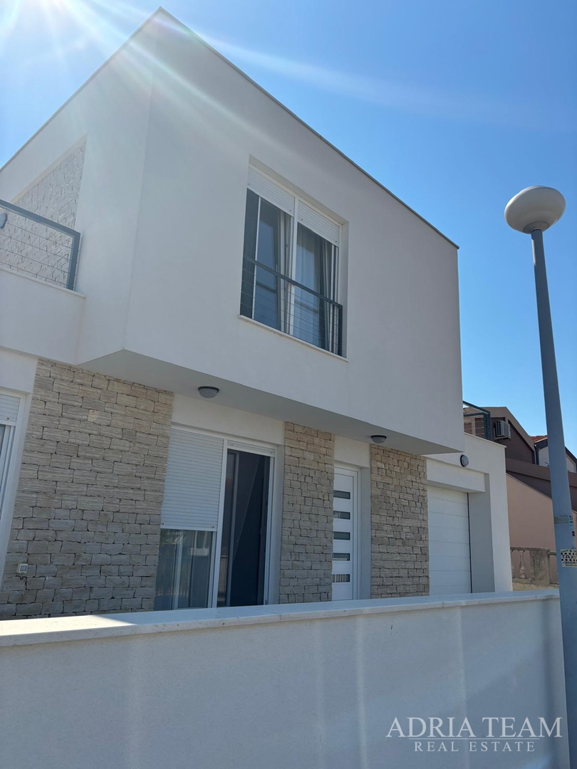 KUĆA S GARAŽOM TE OTVORENIM POGLEDOM NA MORE I PLANINE - VIR