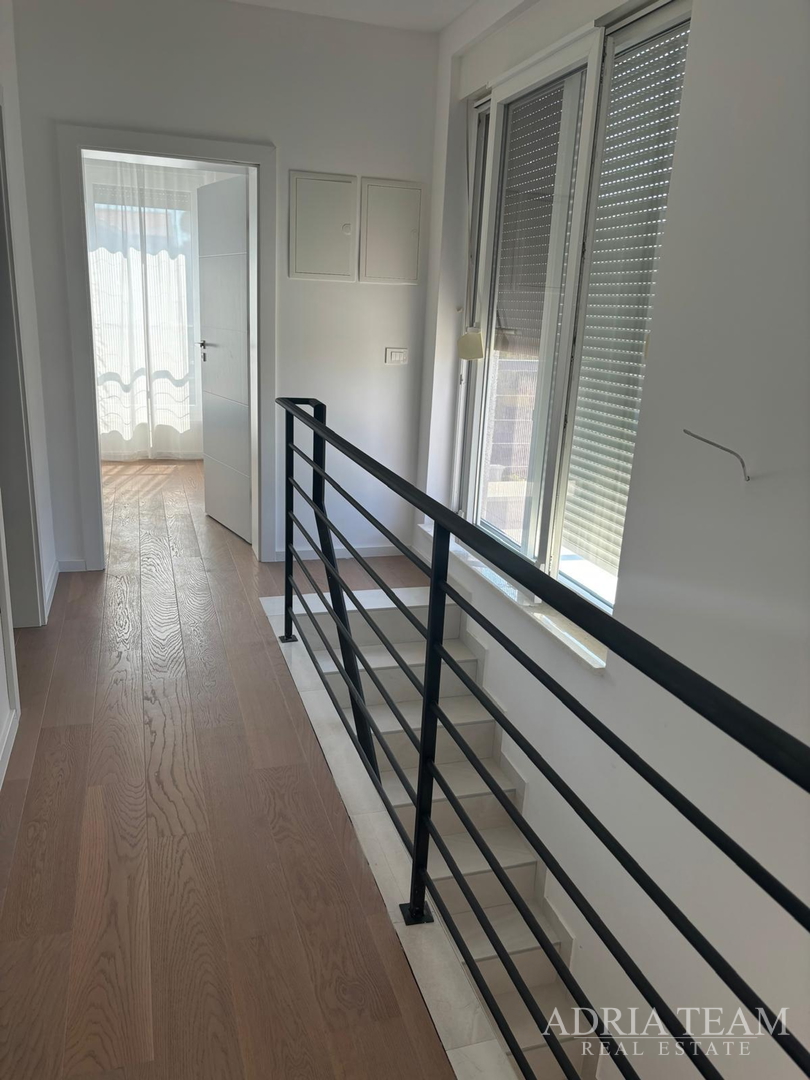 KUĆA S GARAŽOM TE OTVORENIM POGLEDOM NA MORE I PLANINE - VIR