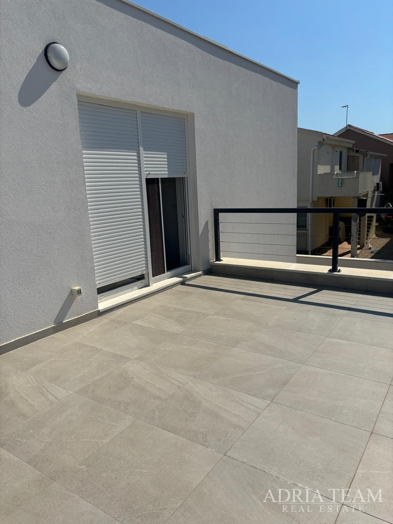 KUĆA S GARAŽOM TE OTVORENIM POGLEDOM NA MORE I PLANINE - VIR