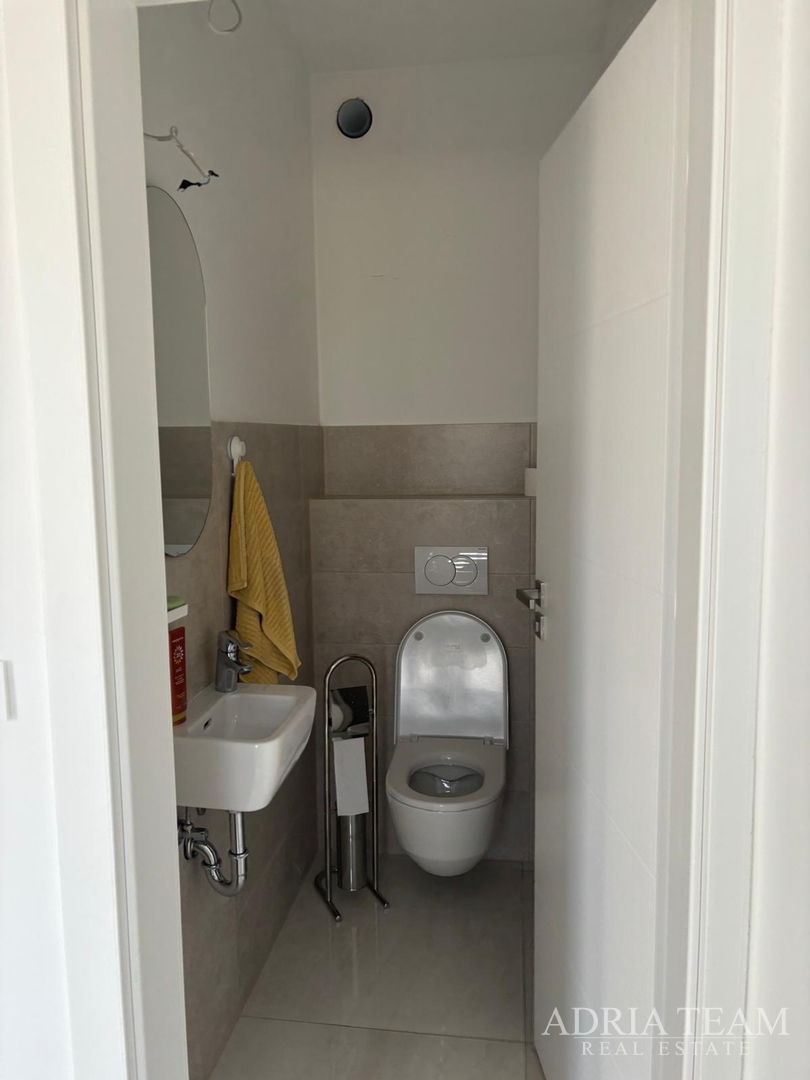 KUĆA S GARAŽOM TE OTVORENIM POGLEDOM NA MORE I PLANINE - VIR