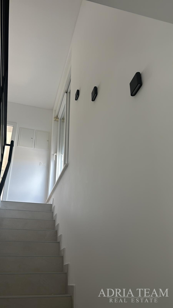 KUĆA S GARAŽOM TE OTVORENIM POGLEDOM NA MORE I PLANINE - VIR