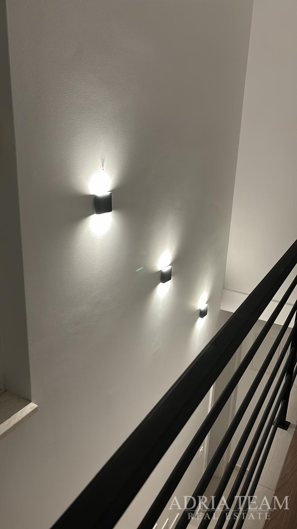 KUĆA S GARAŽOM TE OTVORENIM POGLEDOM NA MORE I PLANINE - VIR