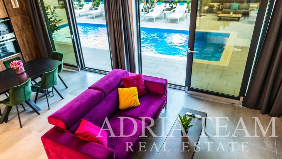 APARTMENTS IN AN URBAN VILLA WITH POOL, 250 m FROM THE SEA, VIR - ZADAR