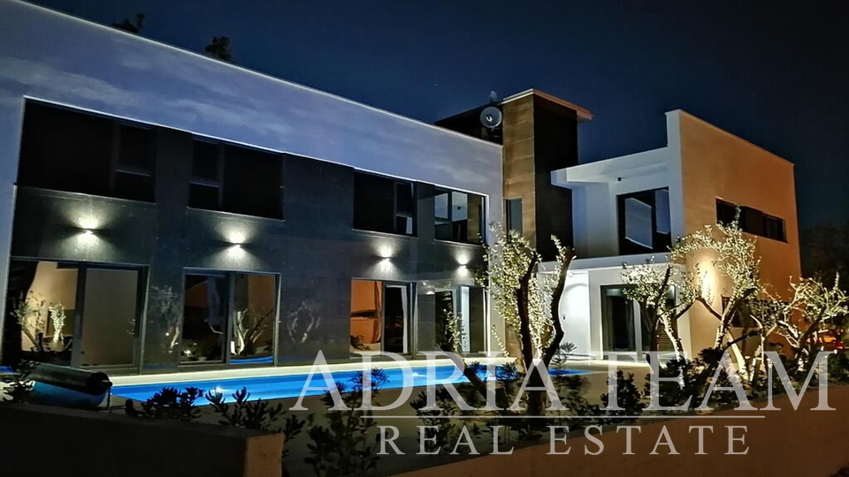 APARTMENTS IN AN URBAN VILLA WITH POOL, 250 m FROM THE SEA, VIR - ZADAR